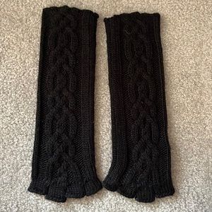 Black fingerless gloves